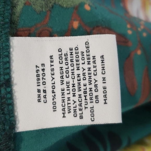 3/$30 𝅺COLLECTIVE CONCEPTS Floral V neck Blouse Hunter Green - Picture 7 of 7